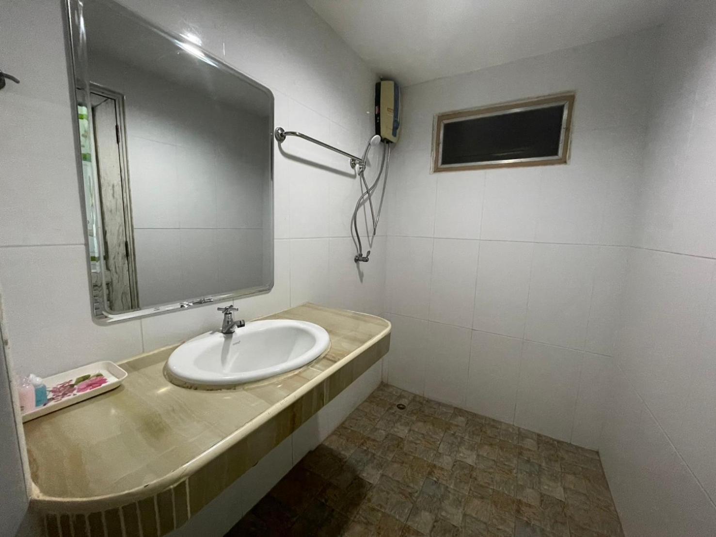 Oyo 75494 President Apartment Pattaya Exterior photo